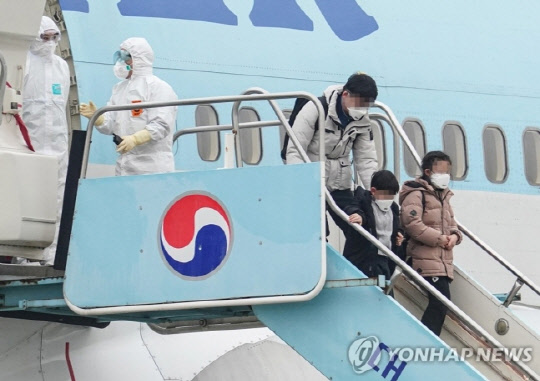 중국 후베이성 우한에 거주 중인 교민들을 태운 2차 전세기가 김포공항에 도착해 교민 가족이 트랩을 내려오고 있다. 연합뉴스